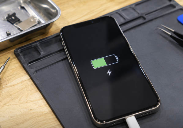スマホの充電マークが消えないのは故障？高槻で修理前に確認したいこと